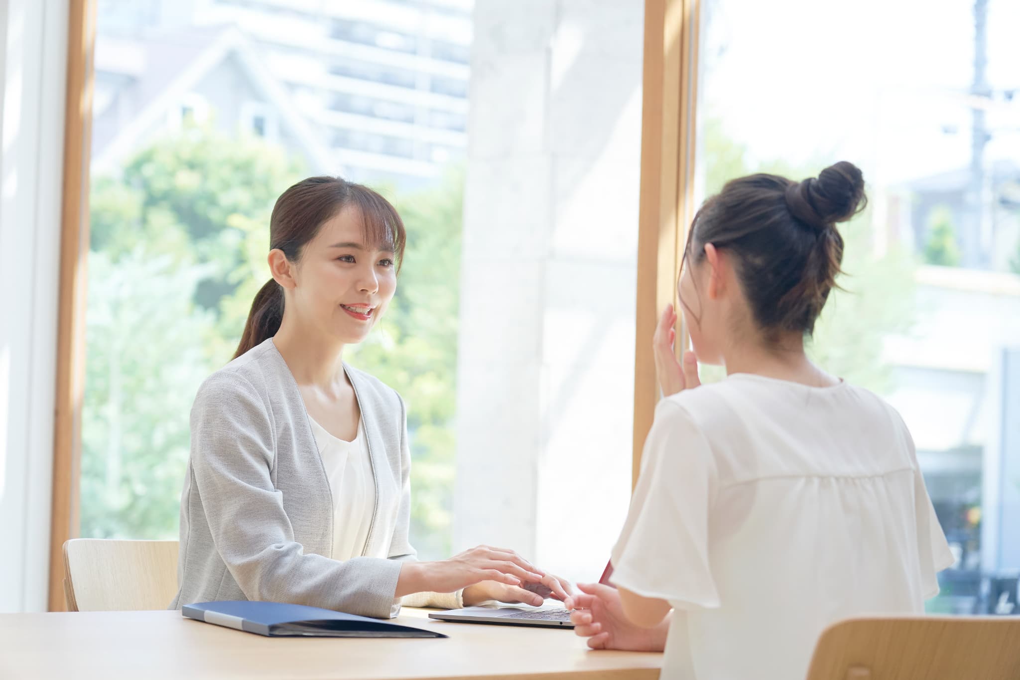 顧客と話している女性の画像